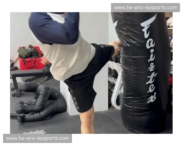 泰拳之巅的暴力美学：当“缠抱之王”耀威猜，遇见“黑狮”星当的钢铁扫腿